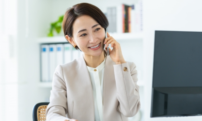 申し込み対応する女性